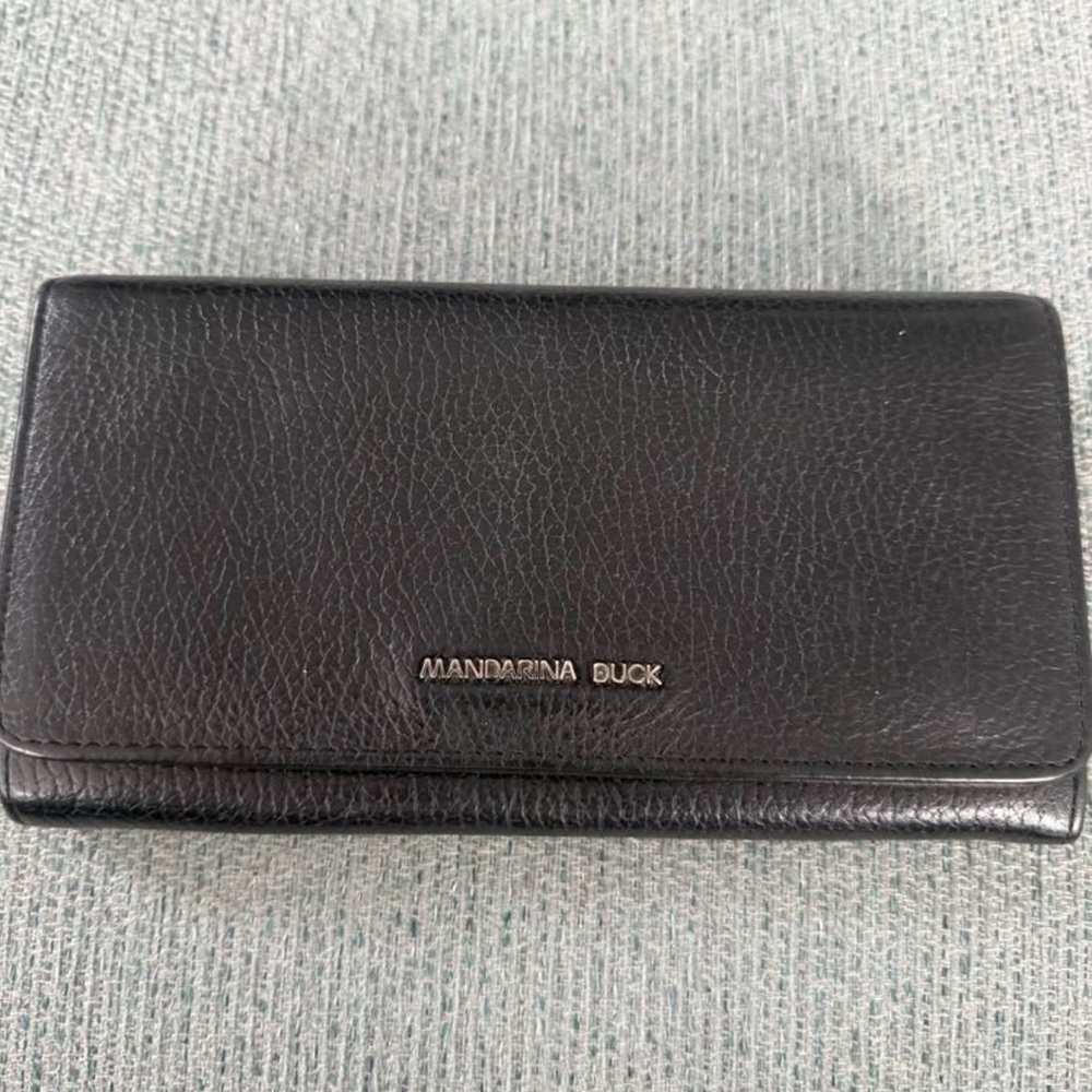 Mandarina Duck wallet in black leather with electric blue lining